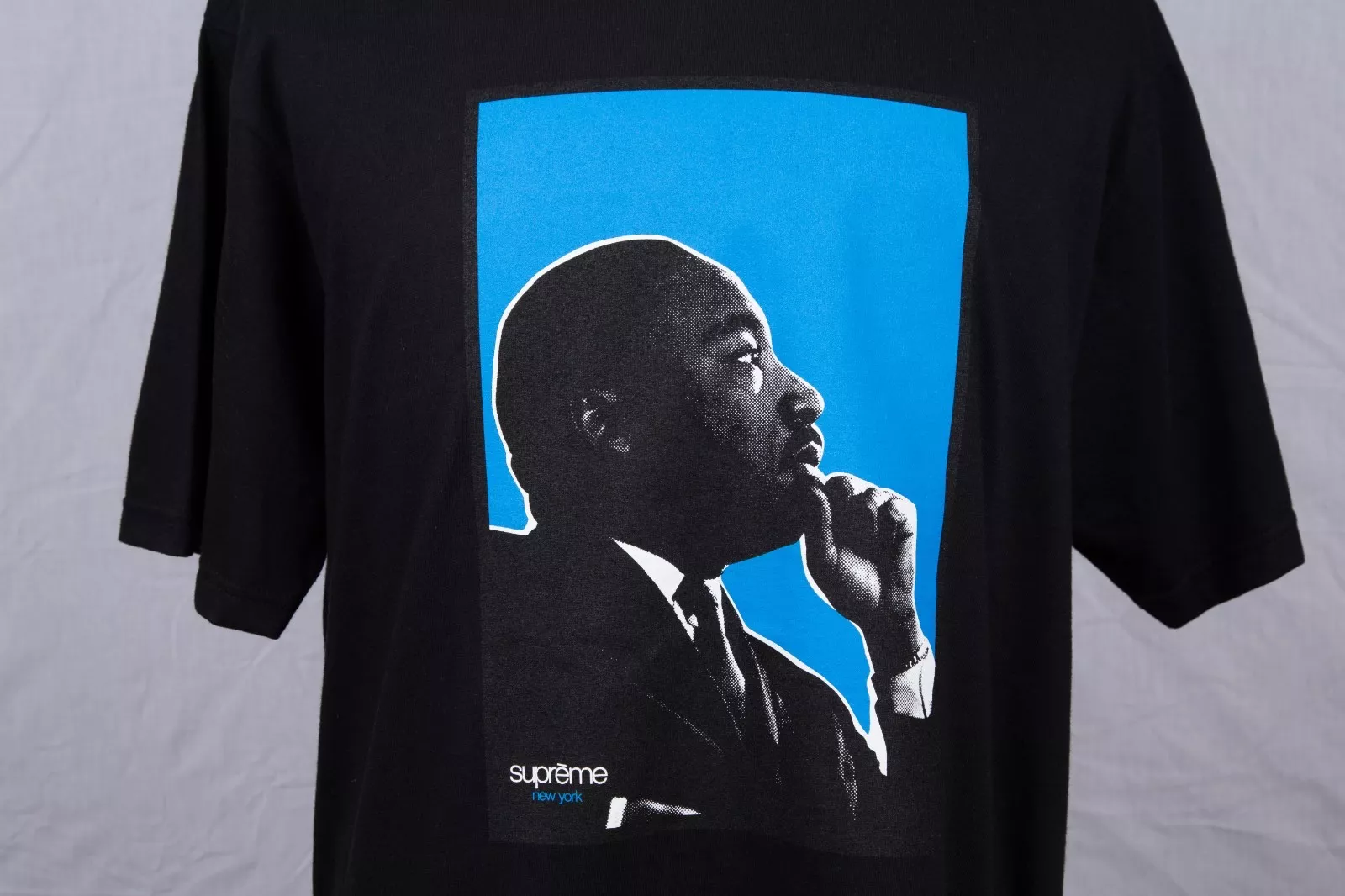 Neuf avec étiquette échantillon inédit MLK Martin Luther King chemise noire suprême taille L