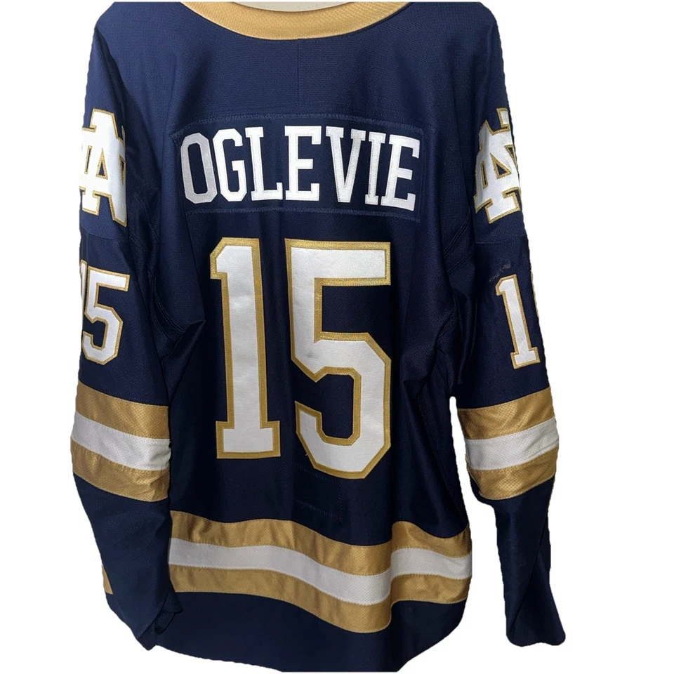 Hóquei Notre Dame. Equipe emitida. Camiseta usada em jogos A/Captain. Com shorts/meias - Imagem 2 de 4