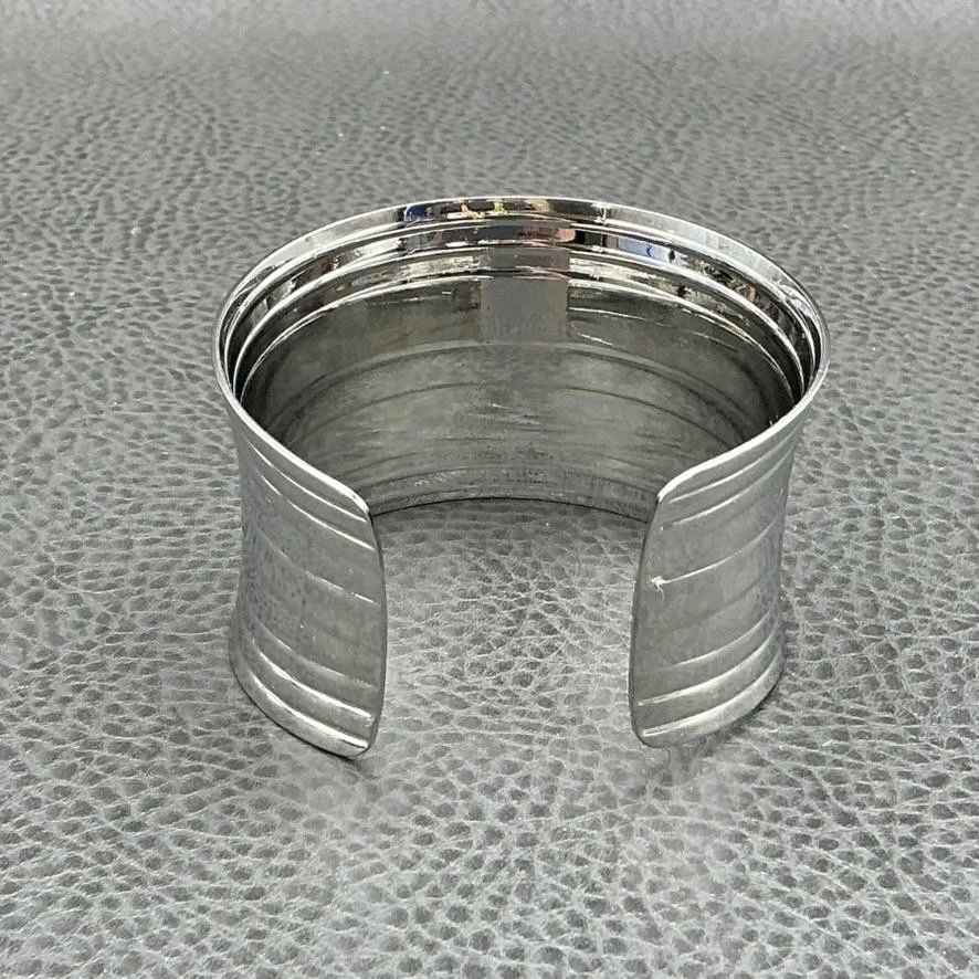 Brazalete ancho acanalado tono plata Lia Sophia para mujer moderno llamativo Foto 4 de 4
