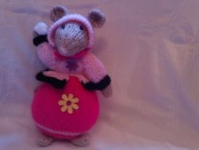 NEW  KNITTED SNOWBALLER LADY MOUSE TOY DESIGN ALAN DART