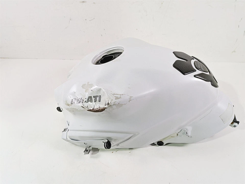 2019 Ducati Supersport 939 S белый помятый бак бензина топлива 58612531BW - Изображение 3 из 4