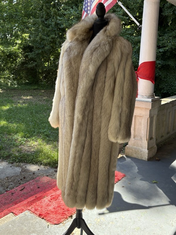 Beautiful Classic Style Silver Fox Fur Coat With Large Pelts And Belt/Scarf