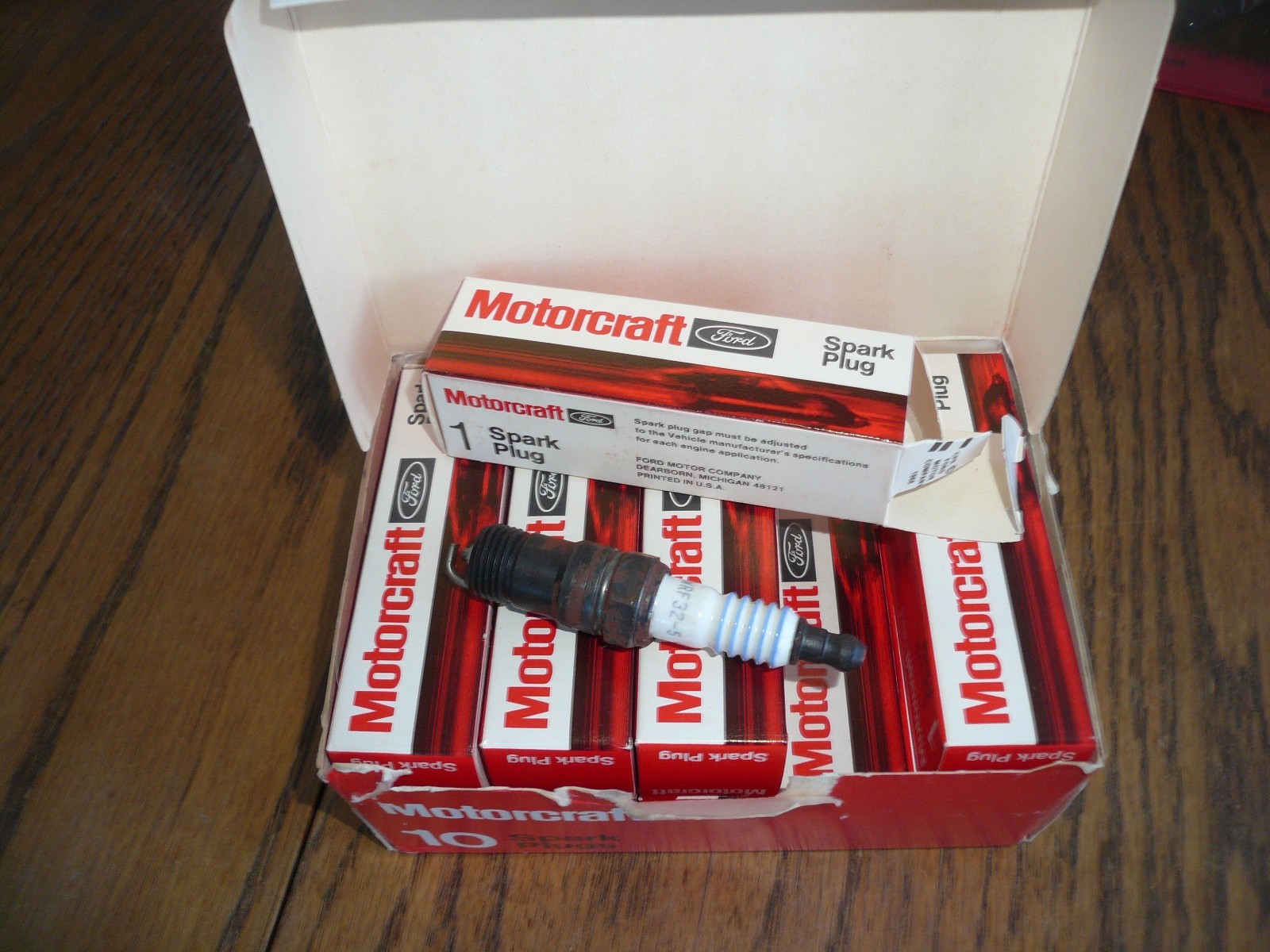 Ford Motorcraft Spark Plugs Box of 10 AWRF32-5 New 1/30