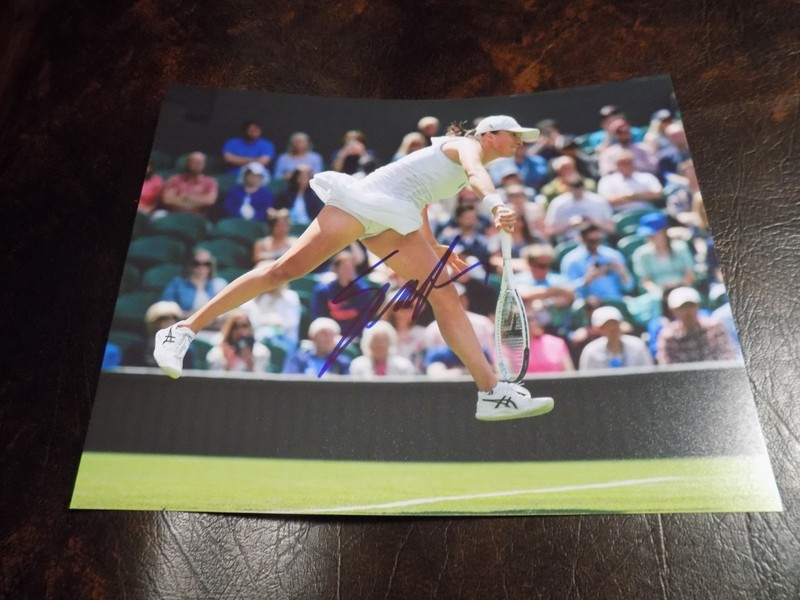 IGA SWIATEK AUTOGRAPHED TENNIS 8X10 PHOTO W/COA