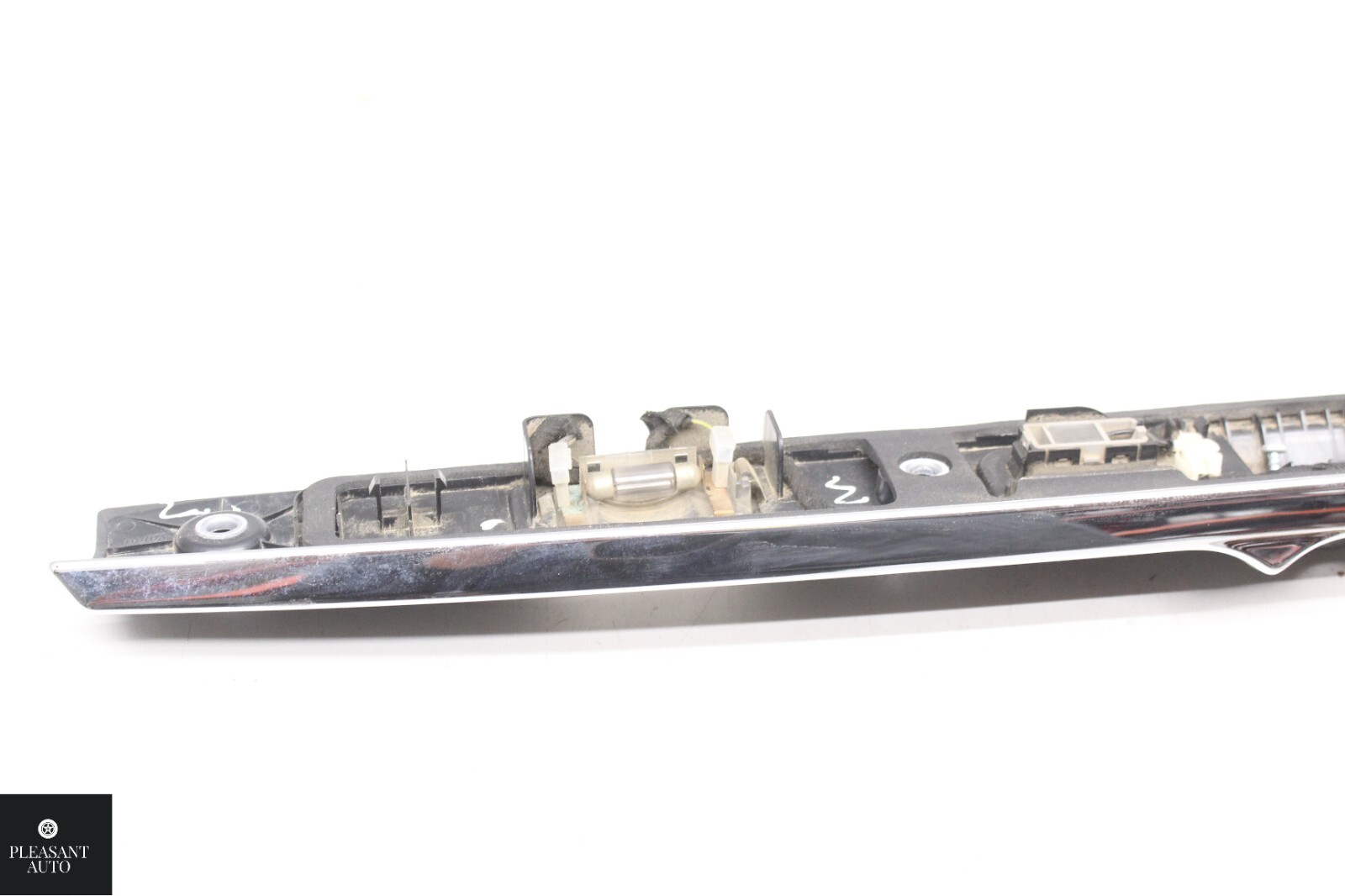 TRUNK LID TRIM MOLDING ASSEMBLY OEM 14-17 MASERATI QUATTROPORTE S 3.0