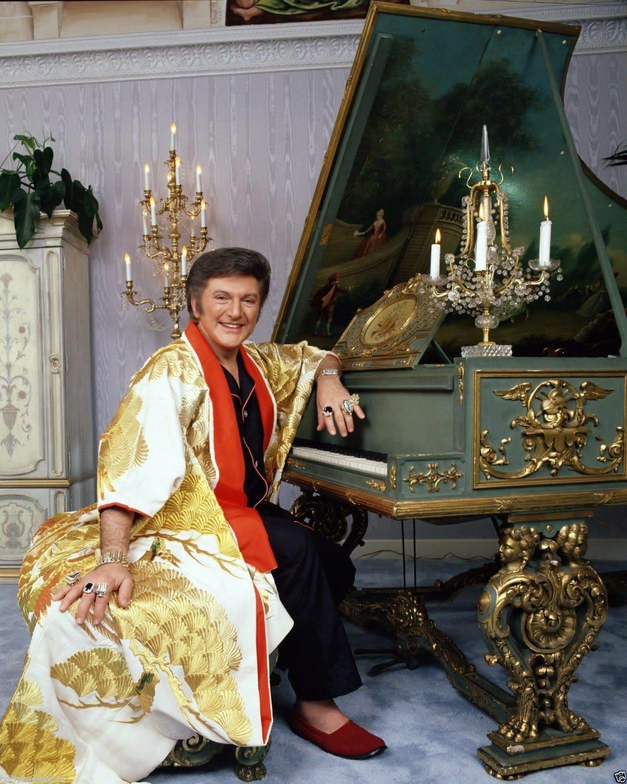 Liberace Glamor And Label 8x10 Picture Celebrity Print