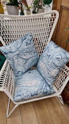 3 maßgeschneiderte Dekokissen von Dolly Fixtures. Clarke & Clarke Molten Indigo.