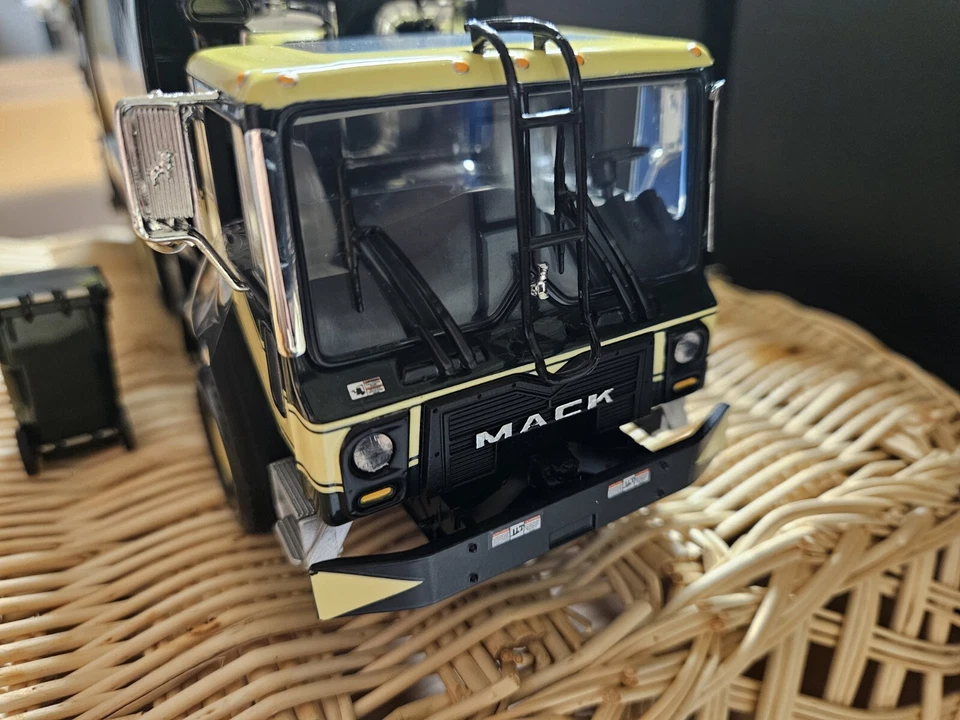 Groot Rear Loader.first gear 1/34 diecast garbage trucks - Image 2 of 4