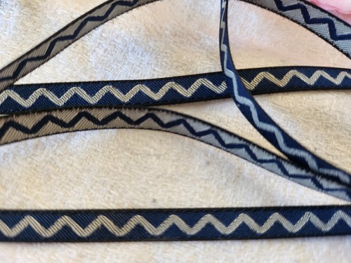 Galon fin motif gris bleu blanc zigzag 5 mètres sur 0,5 cm A2 - Foto 2 di 4