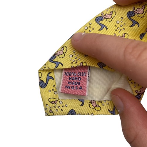Vineyard Vines Yellow Mermaid 100% Silk Neck Tie Length 59" Width 4" - Imagen 2 de 3