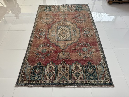 5x8 Vintage Oriental Area Rug, Hand Knotted Wool Carpet in Red Blue Beige Tones - Afbeelding 2 van 10