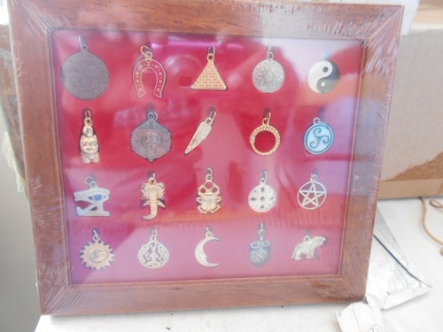 COLECCION COMPLETA 20 AMULETOS DEL MUNDO + EXPOSITOR MADERA Y CRISTAL NUEVO - Imagen 3 de 9