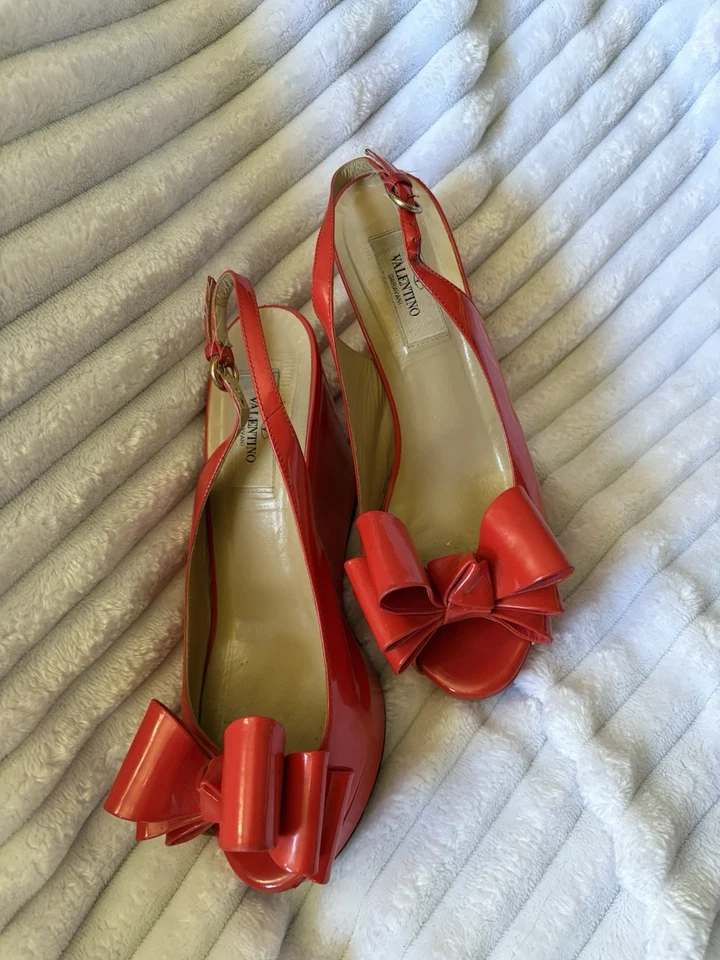 Alpargata cuña Valentino de charol rojo con correa para mujer Foto 4 de 4