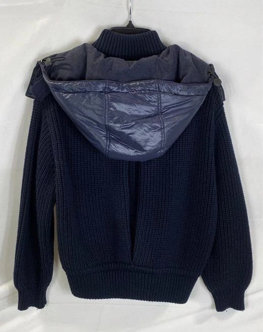 Chaqueta suéter tejida con capucha y botones azules Burberry para mujer talla pequeña Foto 2 de 4