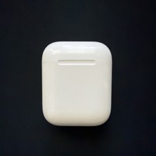 Apple Bluetooth 1st Generation Airpods Great Condition  Charging Case/Keychain