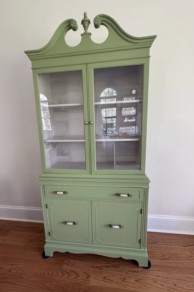 Gabinete de China acabado con puertas delanteras de vidrio, un cajón y gabinete debajo. Foto 2 de 4