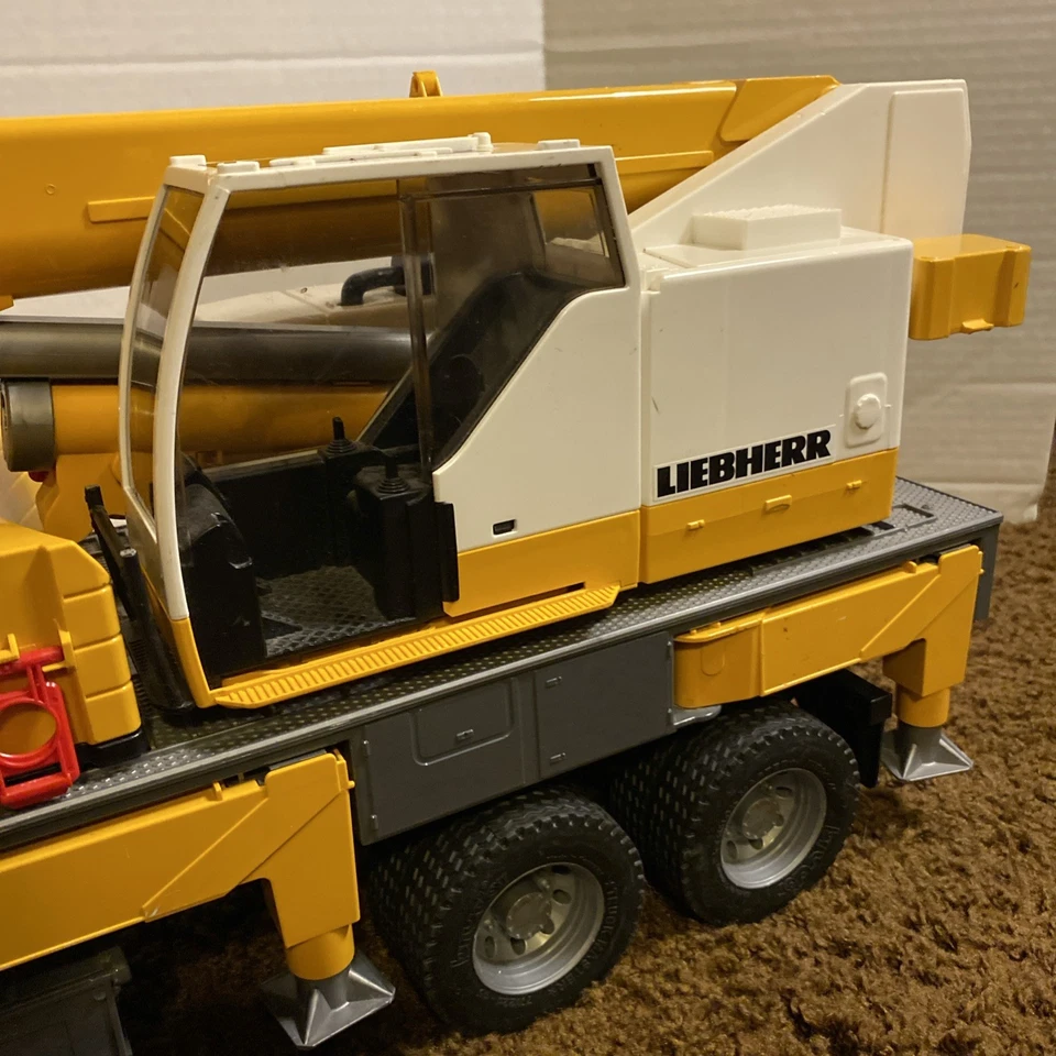 Bruder Mack Granite Liebherr Crane Truck 02818 Yellow 1:16 LTF 1045 Semi-Loader* - Image 3 of 4