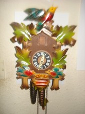 Wenig gelaufene Kuckucksuhr mit 2 fütternden Vögeln zur halben und vollen Stunde