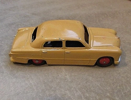 DINKY TOYS #139A VINTAGE FORD FODDER SEDAN