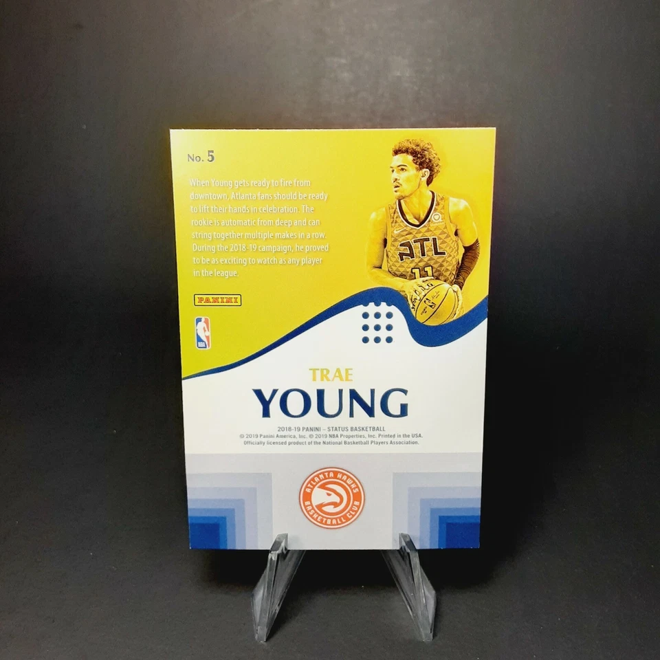 Trae Young Hawks PANINI REFRACTOR HAWKS ROOKIE CARD - MINT - W/CASE Foto 3 de 4