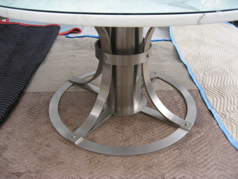 Mesa base pedestal de acero cromado con tapa redonda industrial moderna de mármol y vidrio de 54" Foto 3 de 4