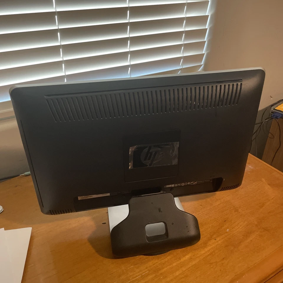 HP 2009M Glossy Screen 20” LCD Monitor 1600 x 900 DVI VGA - Image 2 of 2