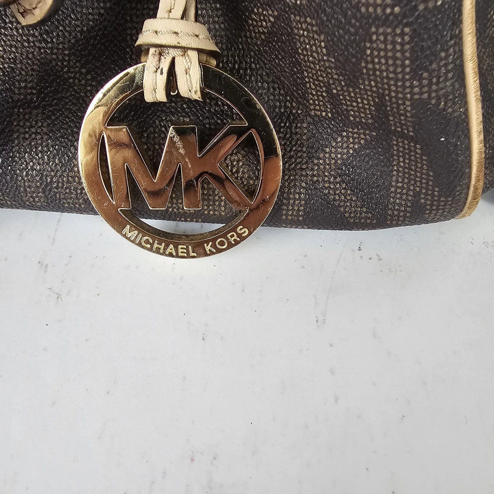 Borsa a tracolla Michael Kors Avril taglia piccola marrone da donna con portafoglio piccolo