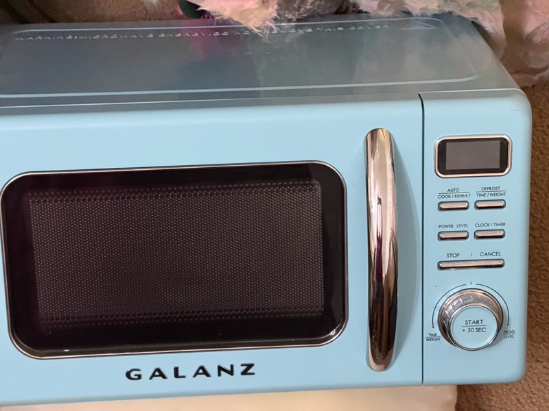 Galanz 0.7 cu ft 700W Blue Countertop Microwave, Turntable, 10 Programs