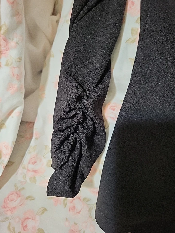 Blazer negro con mangas arrugadas No Boundaries para mujer talla mediana Foto 4 de 4