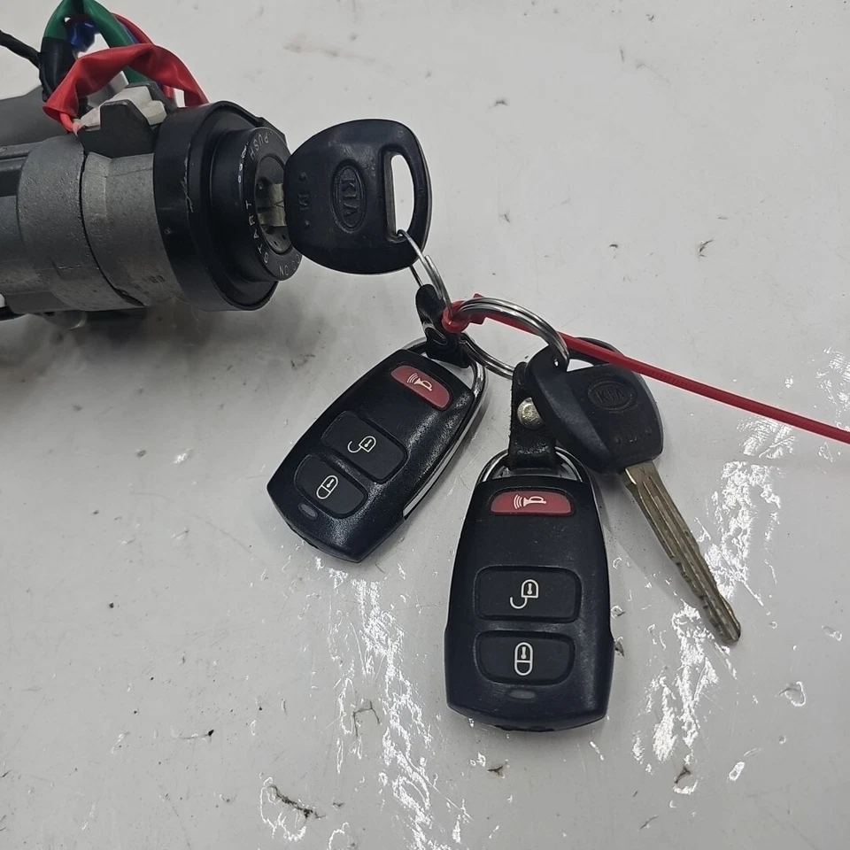 2006 2010 Kia Sedona Ignition Switch Lock Cylinder (OEM) w/ 2 Keys - Image 2 of 4