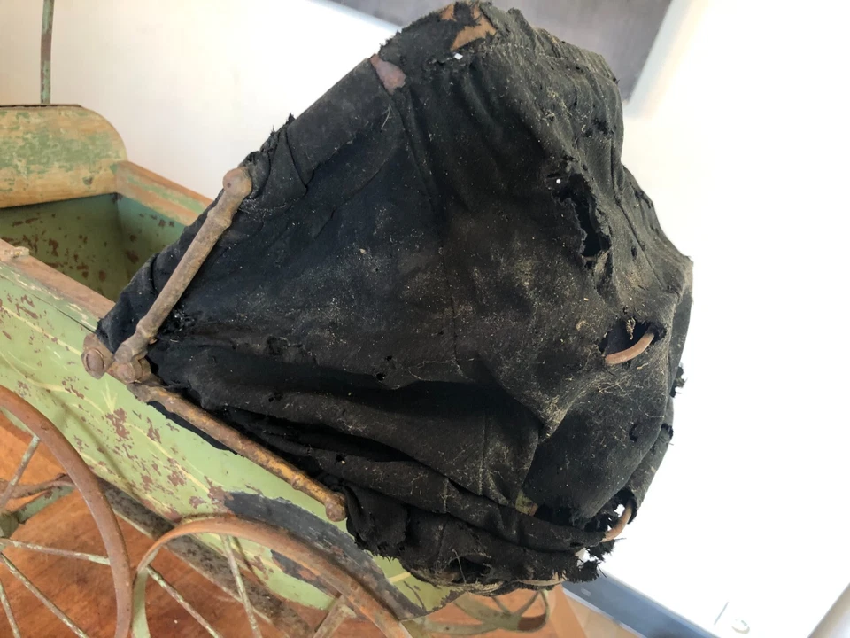 TRÈS ANCIEN PETIT LANDAU POUR POUPÉE EN BOIS CARÉNÉ EN MÉTAL, A RESTAURER - Photo 3/4