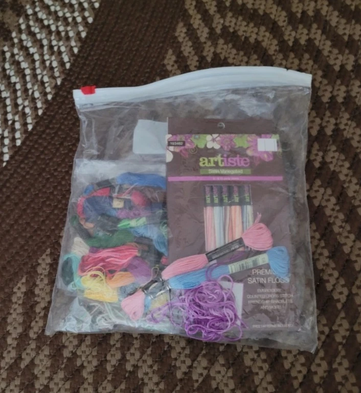 kit bordado con lazos e hilo nuevo en estuche Foto 2 de 2