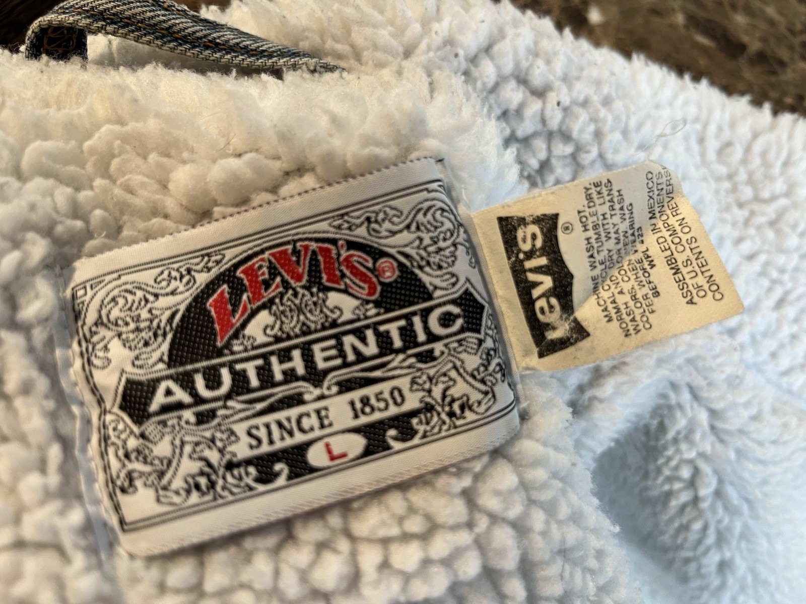 Vintage 90’s Levi’s Authentic Sherpa Lined Denim Trucker Jacket Size Large thumbnail 4