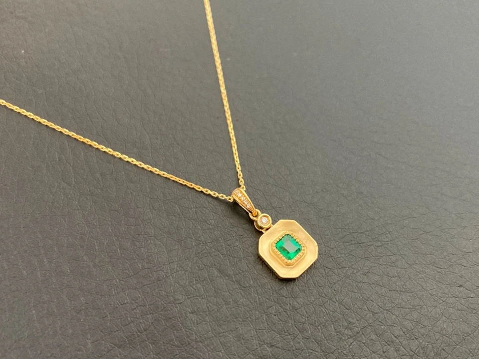 Collar de diamantes esmeralda de oro amarillo 750 de 18 quilates de 17 pulgadas Foto 3 de 4