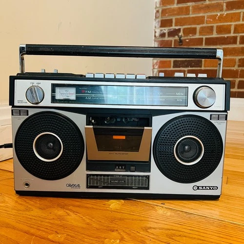 VINTAGE SANYO BOOM BOX MODEL M9970 Radio Works Tape Needs Belt