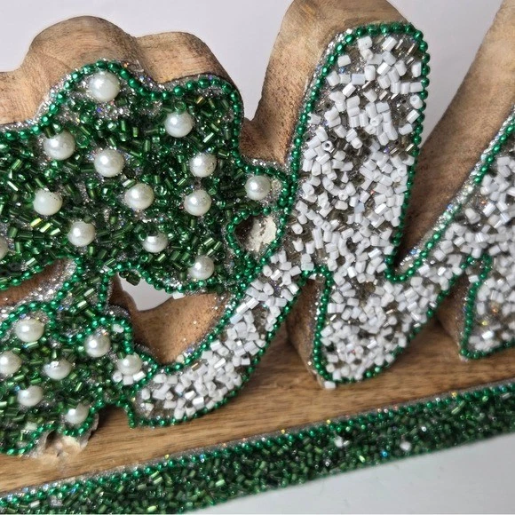 Decoración de mesa grande de madera con cuentas Kiss Me día de San Patricio verde blanco Foto 3 de 4