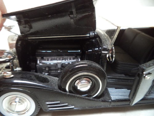 1933 Cadillac Fleetwood Diecast Car Signature Models - Picture 6 of 10
