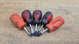 Lot of (5) Mac Tools Stubby Screwdrivers PM11R 21R PNMR P3012CO PNR1CO