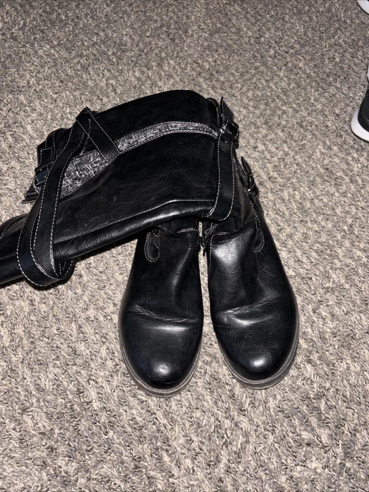 Botas para mujer Jelly Pop de cuero con hebilla diseño de cremallera hasta la rodilla negras talla 9 M Foto 4 de 4