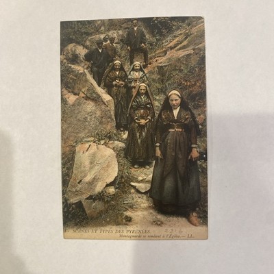 Bergsteiger Gehend Aus der Kirche ( Ref. F4941)