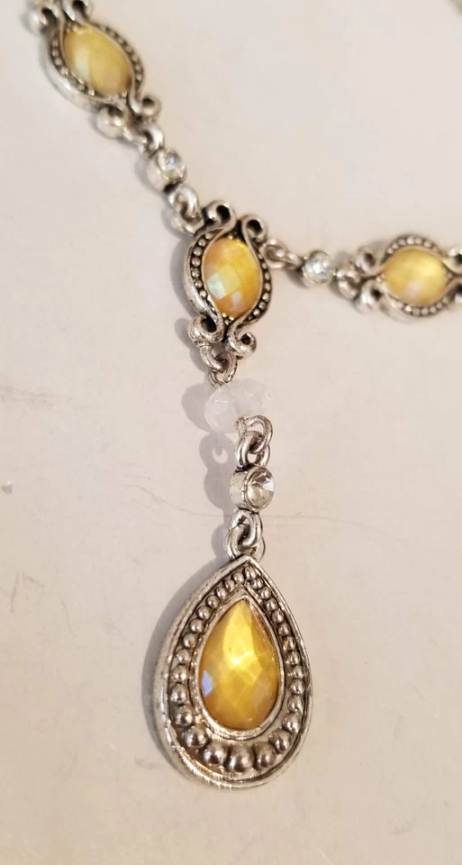 **Collar Avon Iridiscente Amarillo Estrás Y Plata** Foto 4 de 4