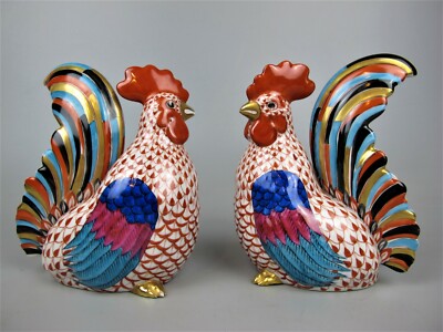 2 Herend Netzfiguren: Hahn Hahn Huhn. 6'' sitzend. Porzellan. Rot