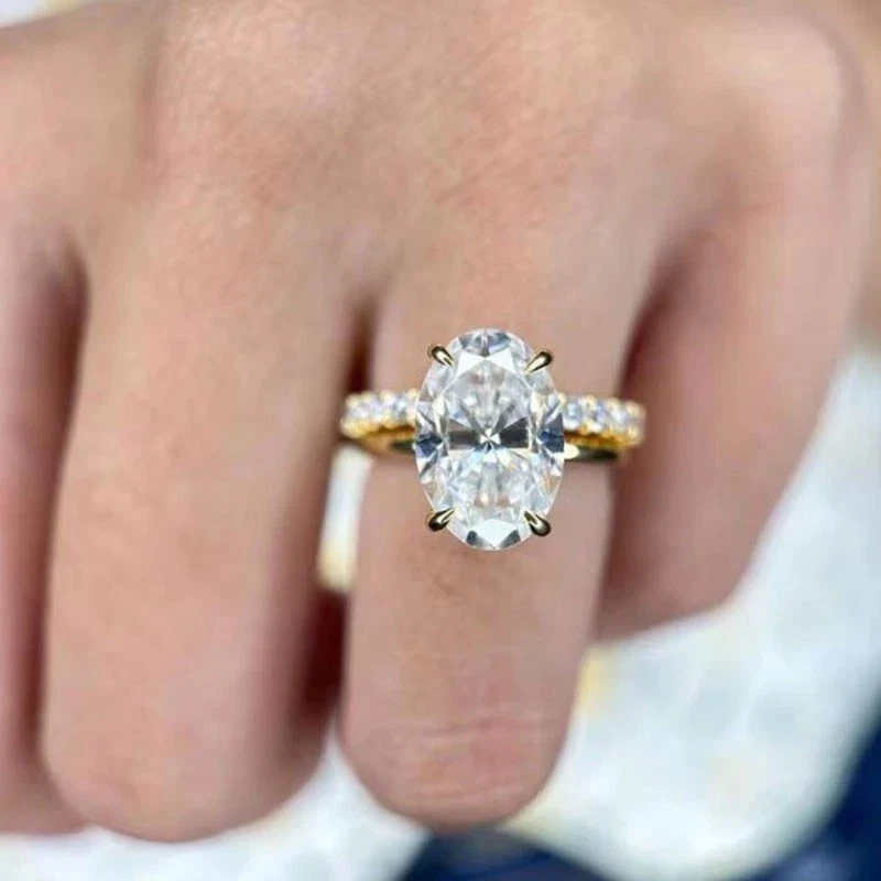 Conjunto de anillo de compromiso de moissanita de corte ovalado de 3,40 quilates de oro amarillo sólido de 14 k Foto 2 de 4