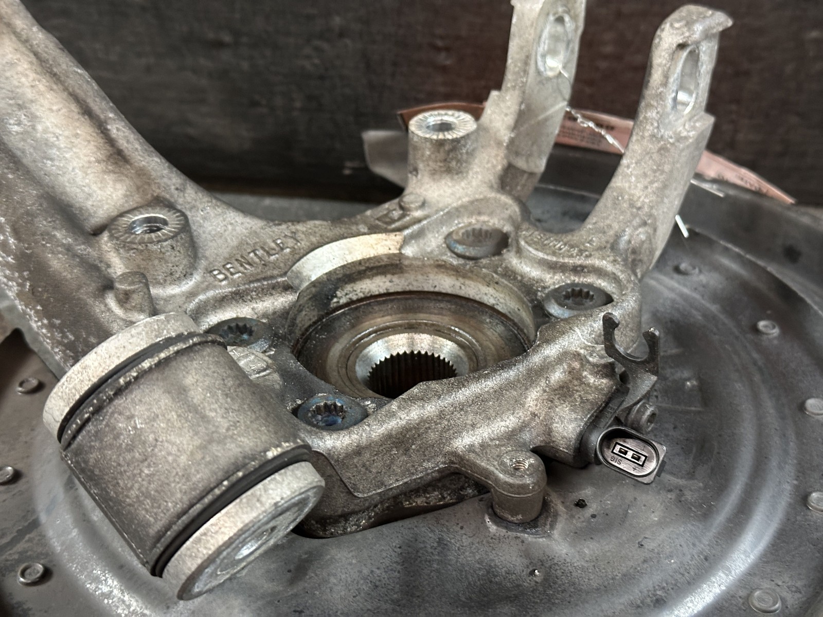 03-12 BENTLEY CONTINENTAL GTC REAR DRIVER LEFT LH STUB AXLE KNUCKLE