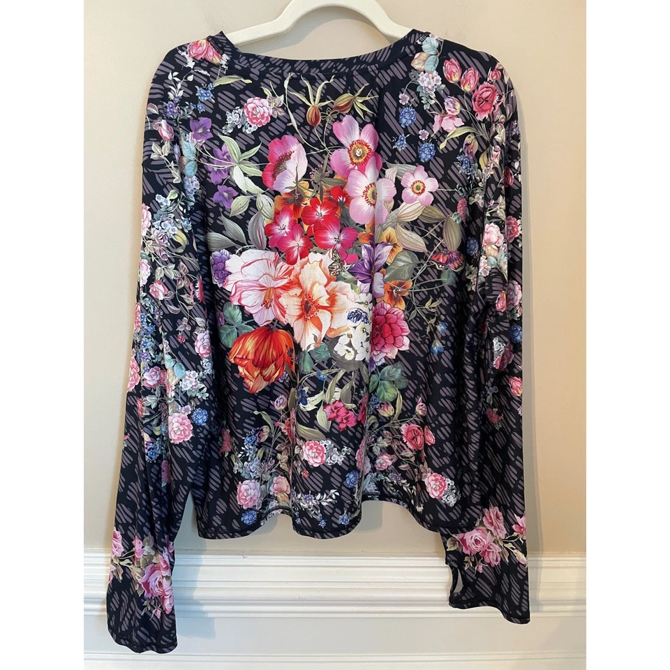 Camiseta deportiva de manga larga con estampado floral negra talla XXL de Johnny Was Active Foto 2 de 4