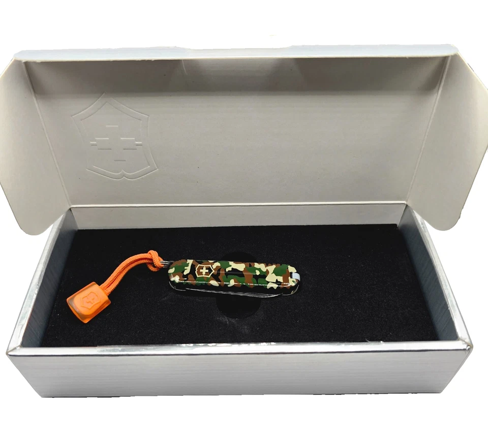 Navaja suiza Victorinox Classic SD camuflaje hielo negro edición limitada nueva Foto 2 de 4