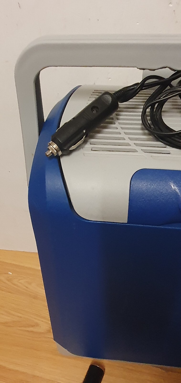 Halfords 24 litre 12v Electric portable Coolbox with car and mains