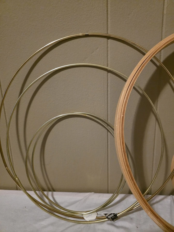 7 Crafting Hoops. 3 Wood Embroidery Hoops. 4 Metal Gold Tone Hoops - Image 3 of 4