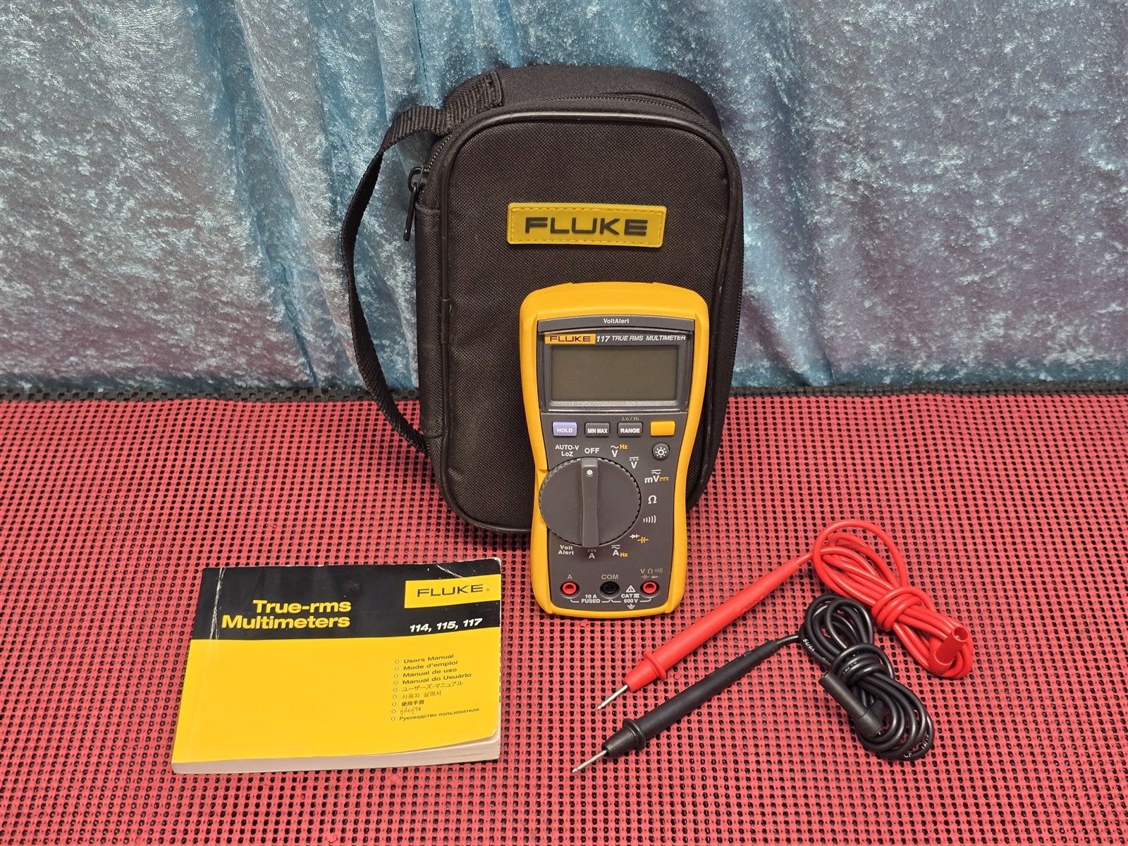 FLUKE 117 TRUE RMS MULTIMETER W/ CASE AND LEADS 