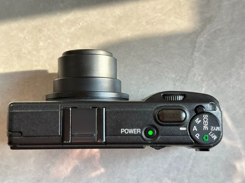 Ricoh GR Digital II GRD2 Compact Digital Camera Built-in Flash